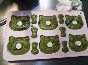 挤入模具内。（可以留少许原味的面糊做成白色的蝴蝶结哟。）