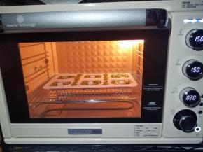 然后放入预热好上下火170℃的烤箱，中下层，烘烤大约18分钟。