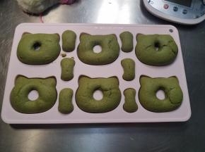 烤制完成后直接取出脱膜晾凉。