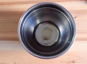 玉米油倒入盆里，加入水