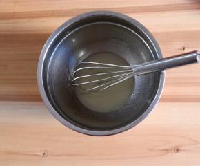 用蛋抽搅拌至均匀混合乳化