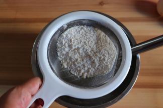 加入过筛后的低粉和玉米淀粉