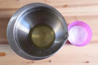 蛋白从冰箱取出后用电动打蛋器高速打发