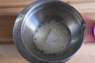 起鱼眼粗泡后分三次加入细砂糖