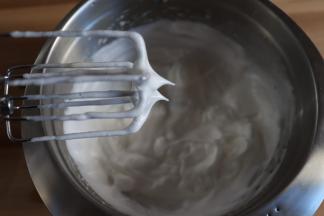 打发至提起打蛋器拉起的小尖角轻轻下弯