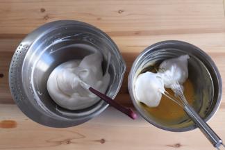 将1/3蛋白霜加入蛋黄糊