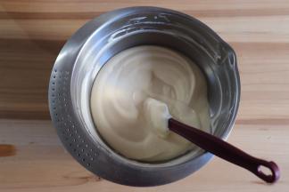 用刮刀从盆底快速向上翻拌均匀，形成轻盈柔滑有光泽的面糊