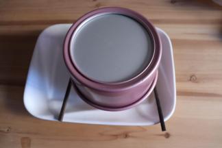 烤完立刻取出蛋糕，从40cm的高处松开自由落体到桌面震出热气避免回缩，然后立刻倒扣，