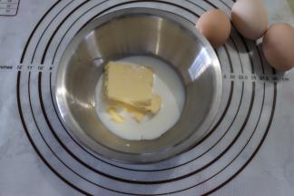 提前准备一锅热水，将牛奶以及无盐黄油混合