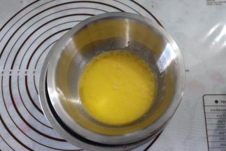 隔热水融化成液体备用，烤箱上下火165度预热