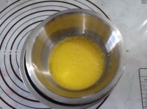 隔热水融化成液体备用，烤箱上下火165度预热