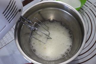 开动打蛋器高速，转几圈将蛋清打至粗泡的状态