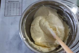 用刮刀从中间切入边缘提起，翻拌均匀至没有干粉细腻的状态即可