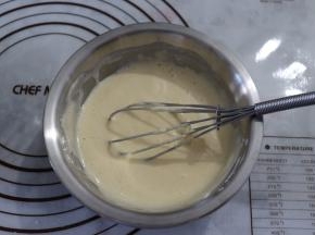用手抽搅匀乳化。