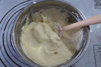 将乳化好的面糊倒入蛋糕糊中