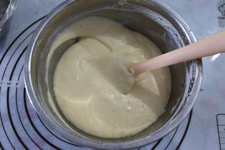 切拌至面糊变得细腻顺滑，提来滴落像飘带状，纹路不消失的状态。