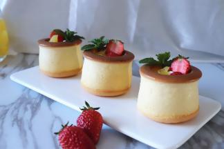 装入酸奶，草莓丁、菠萝丁装饰