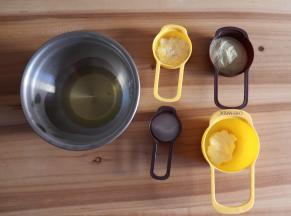 称好材料，预热烤箱100度