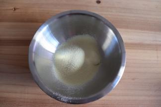 把奶粉过筛后倒入酸奶