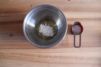 蛋清倒入无水、无油清洁的容器，加入玉米淀粉