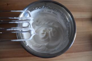 打发至硬性发泡。很硬那种，拉出搅头很短的尖那种。
3.将酸奶糊与蛋白糊混合翻拌后