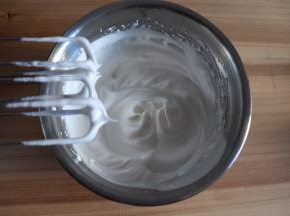 打发至硬性发泡。很硬那种，拉出搅头很短的尖那种。
3.将酸奶糊与蛋白糊混合翻拌后