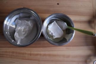 取1/2蛋白霜倒入酸奶糊，翻拌，倒回蛋白霜中，