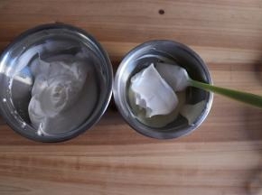 取1/2蛋白霜倒入酸奶糊，翻拌，倒回蛋白霜中，