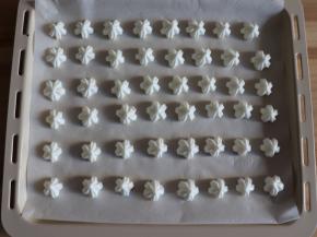 挤在垫油纸的烤盘上