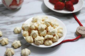 当你的溶豆不容易从烘培纸上取下的时候，就是没有烘烤透，需要延长时间。