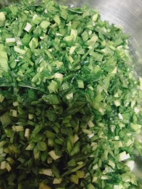 韭菜洗干净切碎沫