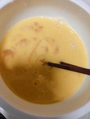 鸡蛋打散4个到6个，喜欢可以多放点