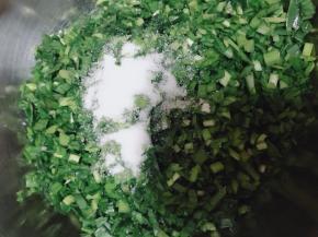 加入适量盐腌制5分钟左右