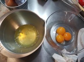 蛋白跟蛋黄分离。