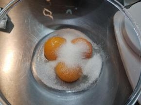 蛋黄加20克细砂糖。