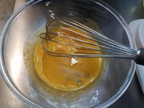 再加入玉米油继续搅匀。