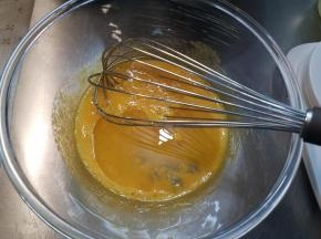 再加入玉米油继续搅匀。