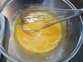 继续加入牛奶搅拌均匀。