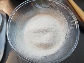 筛入的苦荞蛋糕粉。