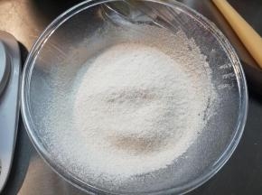 筛入的苦荞蛋糕粉。