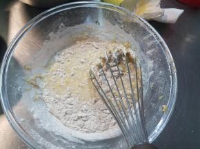 用蛋抽划一字拌匀。