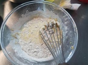 用蛋抽划一字拌匀。