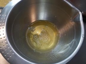 蛋白加入几滴柠檬汁，电动打蛋器打至鱼眼泡状态。