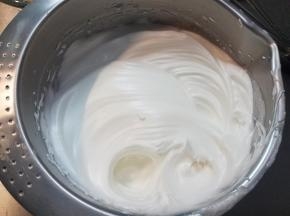 然后加入三分之一的细砂糖，盆边一定要刮干净，然后继续打发，蛋清开始变细腻状态，加入余下一半的细砂糖，继续打发，当蛋清变浓稠开始出现纹路时，加入余下的细砂糖，慢慢的直到打蛋头感觉有阻力，有直立小尖角就好了。