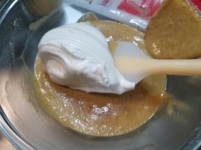 取出准备好的蛋黄糊，加入一半蛋白霜。