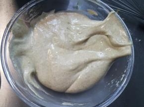 2点钟方向进，8点钟的方向出，把蛋白带进去，搅拌的过程中一定不要抬高把空气但进去哦。