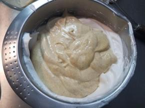 拌至看不到蛋白霜后，再把拌好面糊倒回把剩下的蛋白霜内。