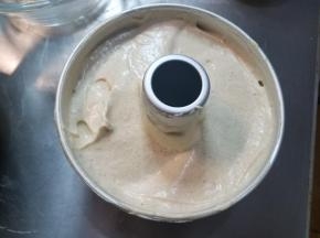 准备好的面糊倒入模具，震一下，然后放入170度预热好的烤箱。