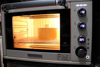 170度烘烤30分钟，在烘烤过程中一定要随时观察哦，戚风长到最高点，开始微微滑落的时候就代表我们的戚风完全烤透了，时间不是绝对的。