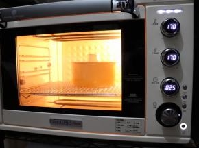 170度烘烤30分钟，在烘烤过程中一定要随时观察哦，戚风长到最高点，开始微微滑落的时候就代表我们的戚风完全烤透了，时间不是绝对的。